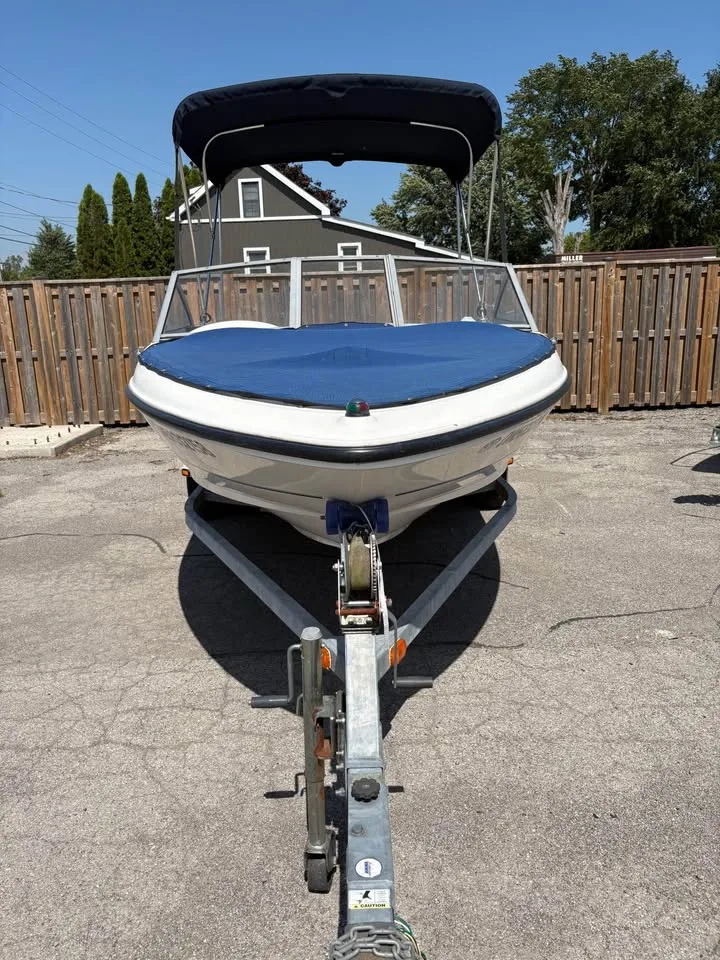 Bow-on view of the Bayliner 175 Bowrider with the cockpit cover fitted