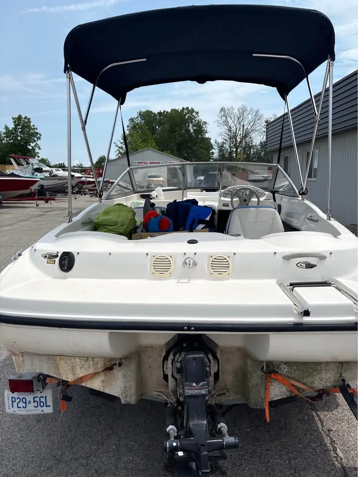 Looking into the cockpit of the Bayliner 175 Bowrider from the bow