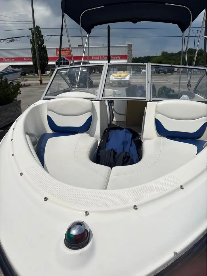 Open bow seating with blue and white upholstery in the Bayliner 175