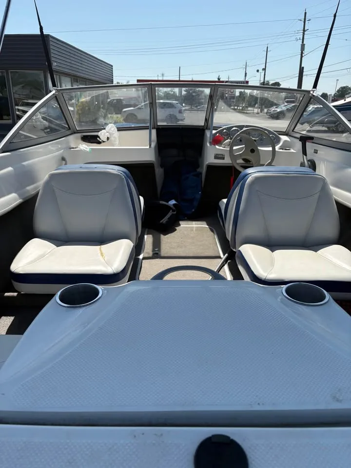 Twin bucket seats and cockpit of the 2005 Bayliner 175 Bowrider