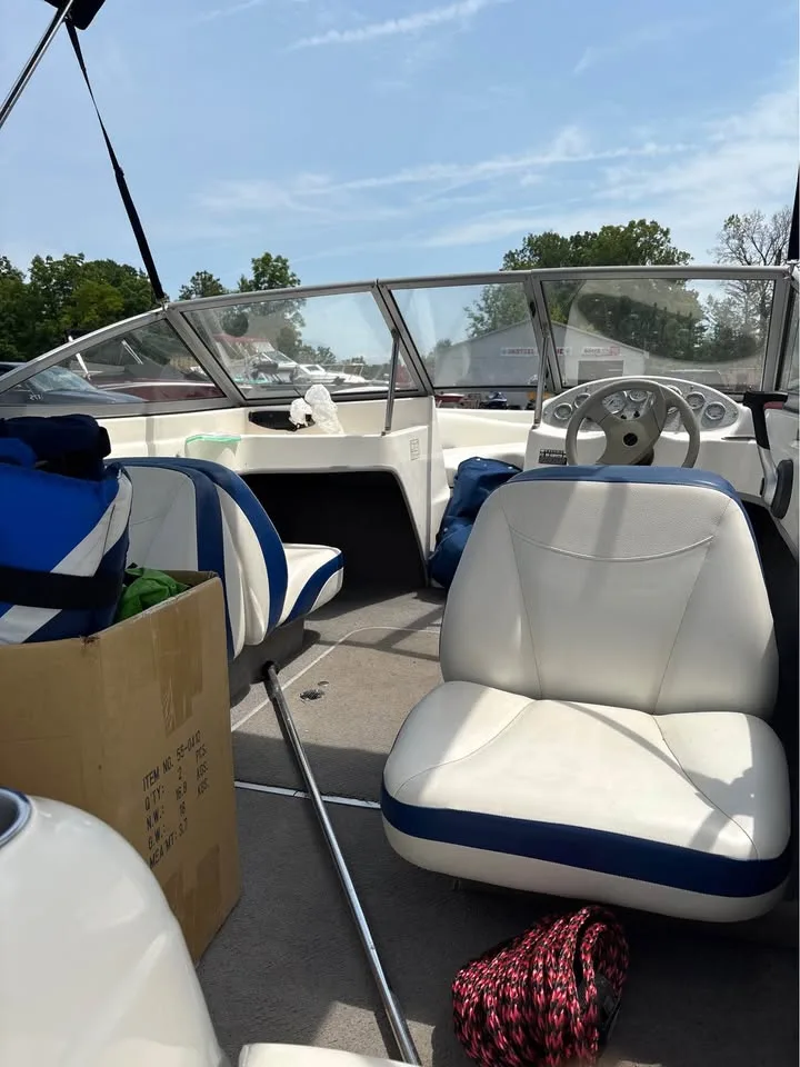 Helm seat and windshield of the Bayliner 175 Bowrider