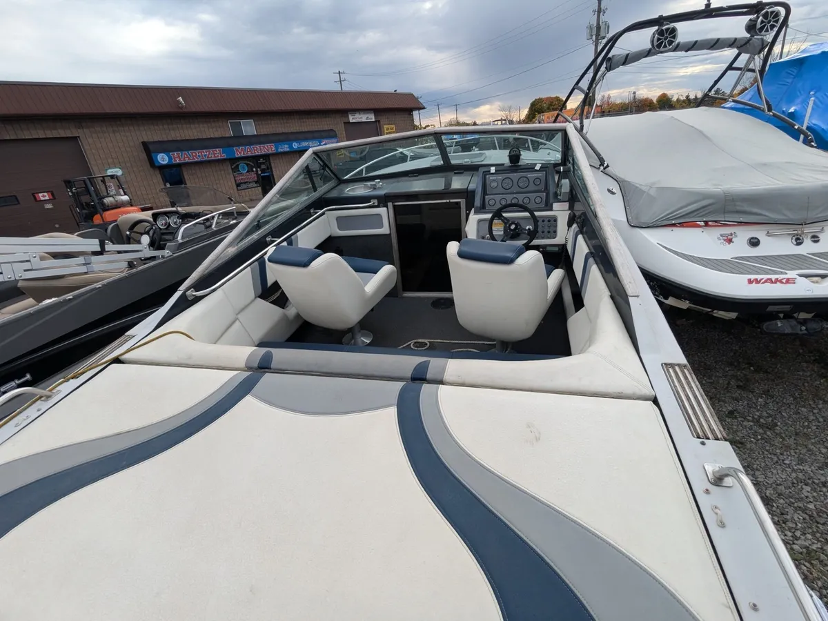 Chris-Craft Scorpion Sting cockpit with twin captain seats and helm