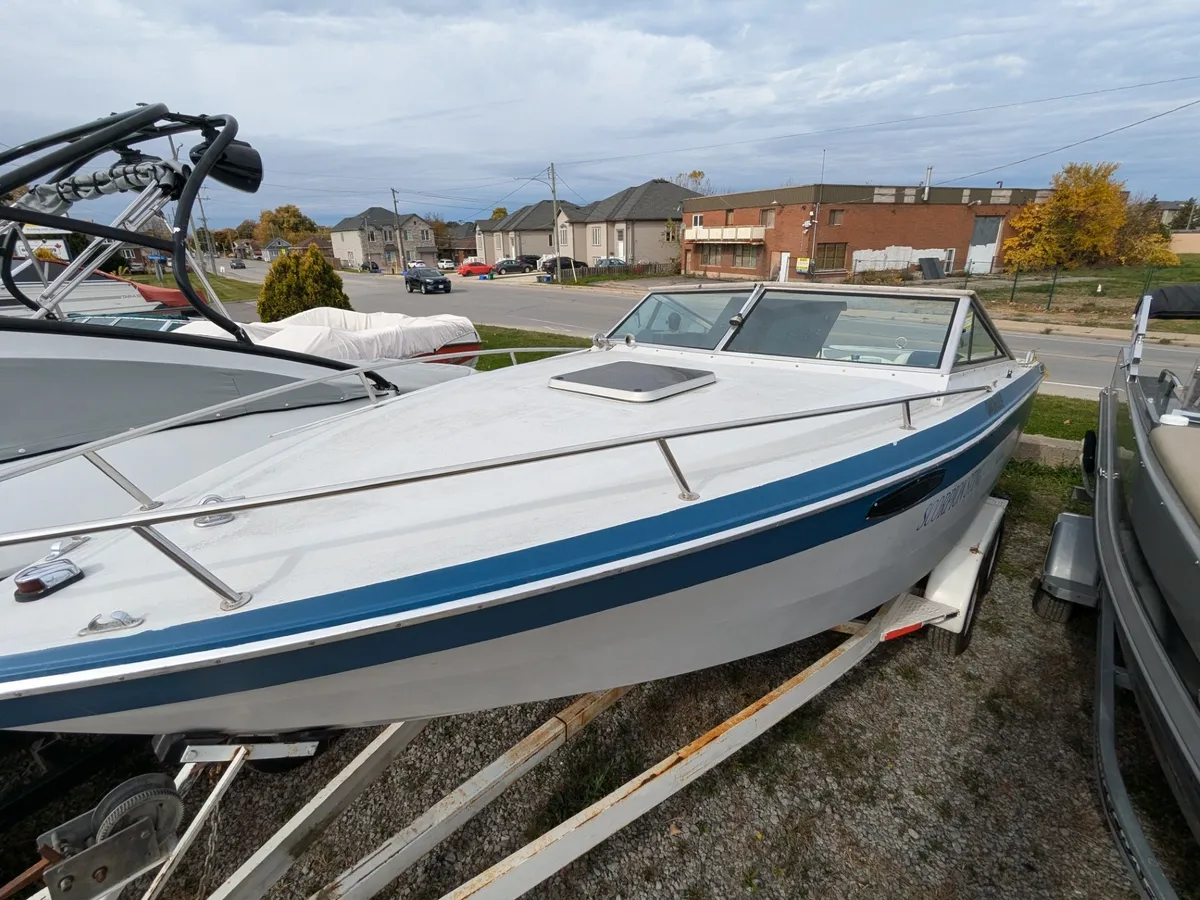 Bow and walk-through windshield of the 1987 Chris-Craft Scorpion Sting
