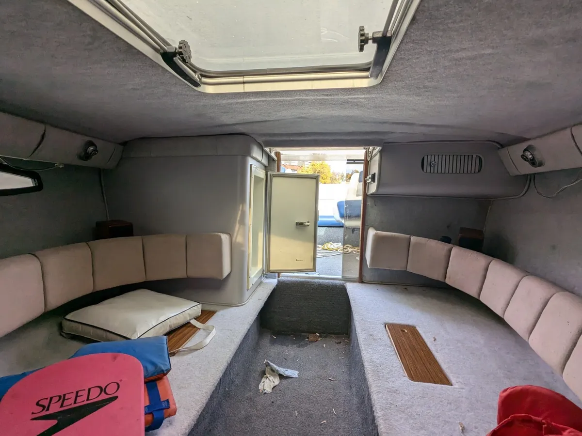 Forward cabin with wraparound seating in the Chris-Craft Scorpion Sting