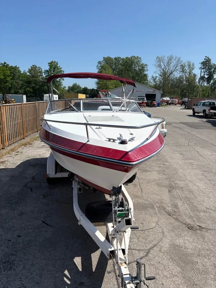 Bow-on view of the 1991 Wellcraft 216 Eclipse