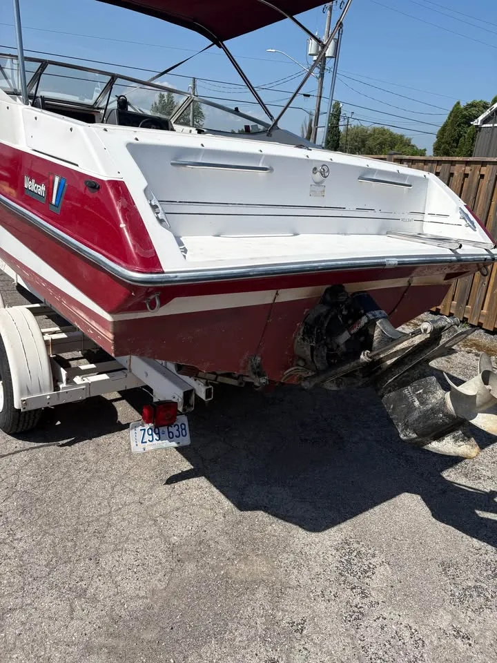 Stern quarter of the Wellcraft 216 Eclipse showing the drive and trailer