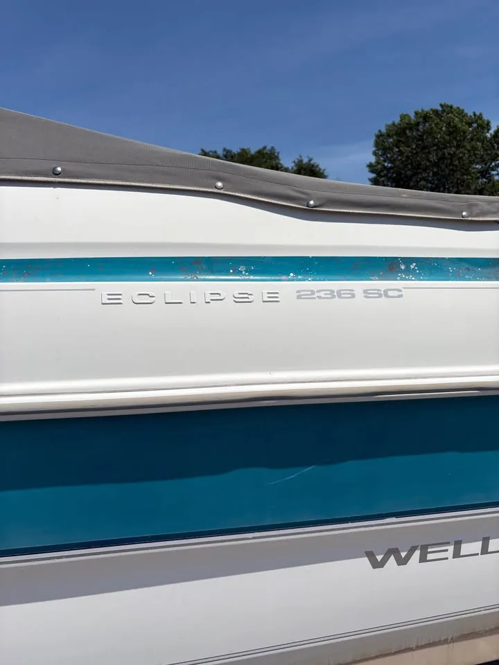 Eclipse 236 SC hull graphics on the Wellcraft 236 Eclipse