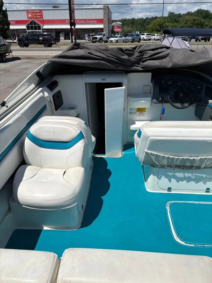 Cockpit of the Wellcraft 236 Eclipse looking forward over the teal deck