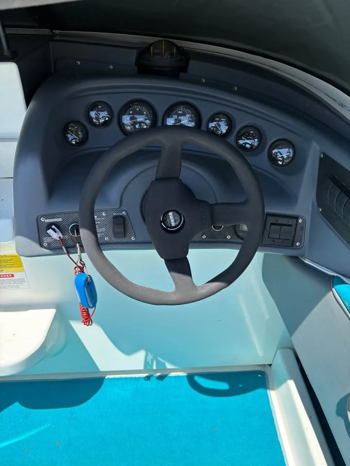 Helm, wheel and gauge cluster of the 1995 Wellcraft 236 Eclipse